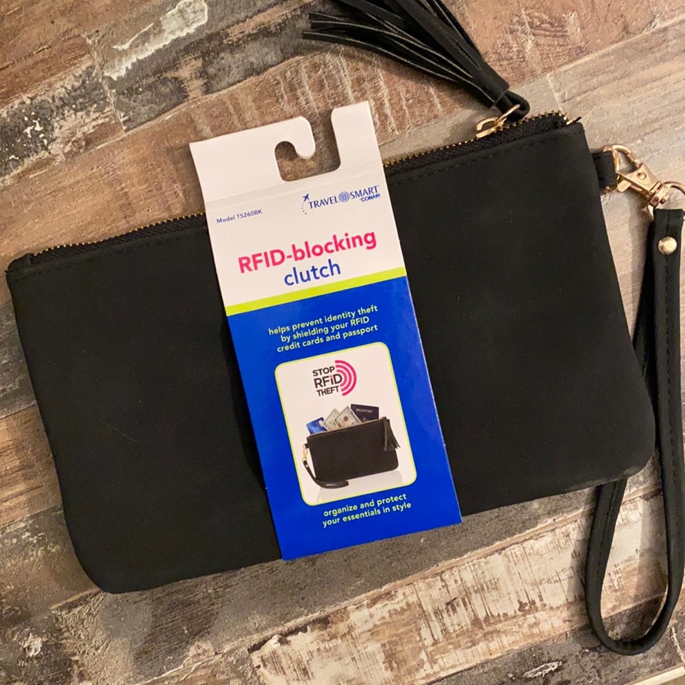 RFID blocking travel clutch